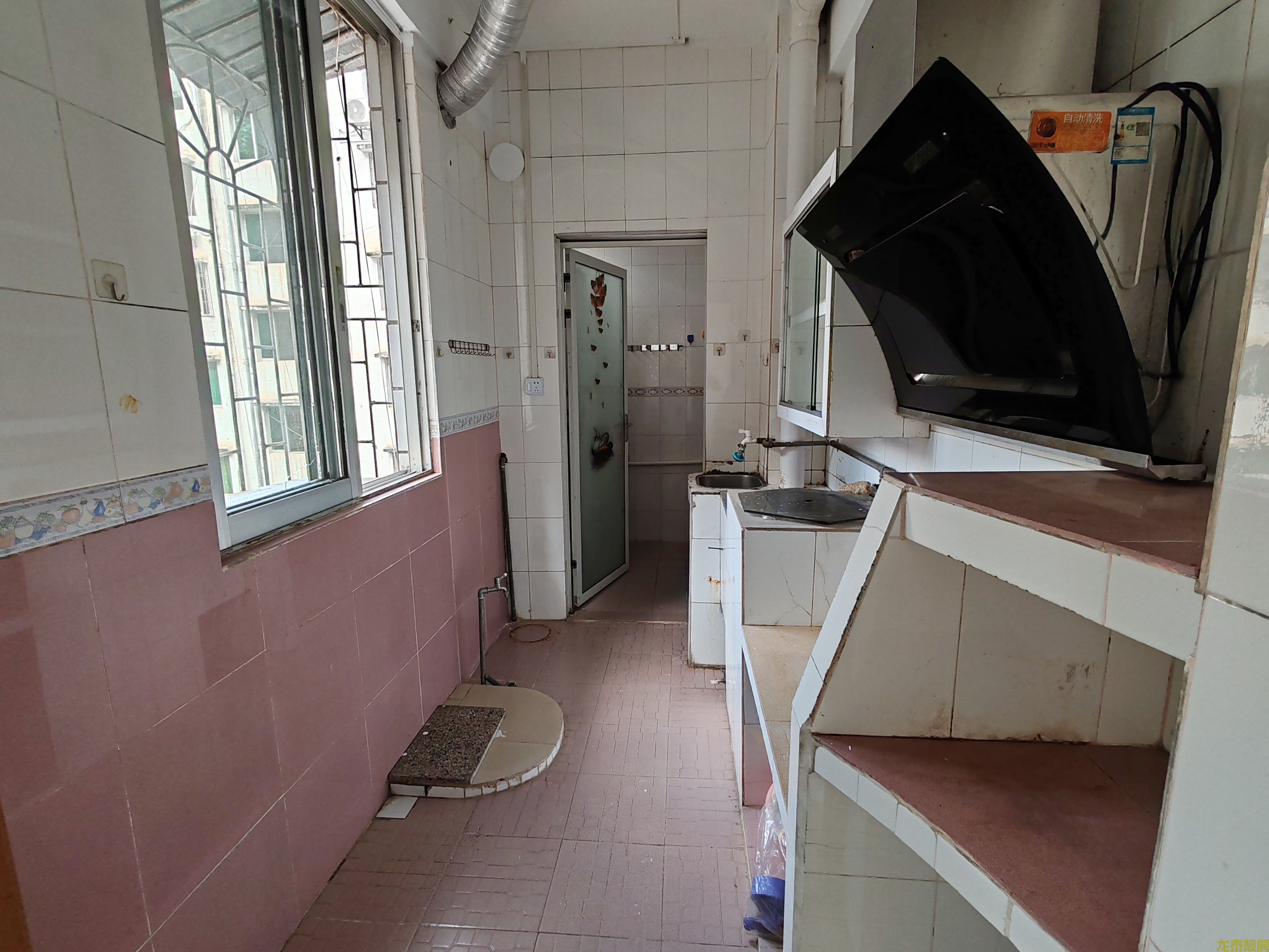 老城区民政局附近步梯三楼