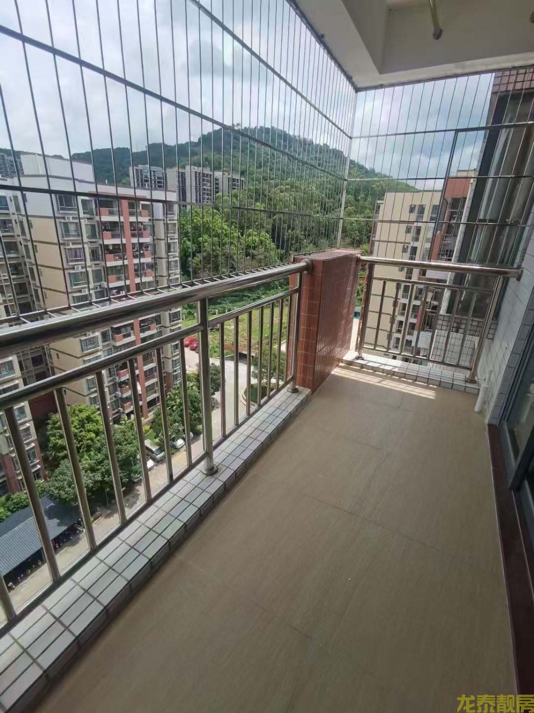 和富花园电梯高层精装三房