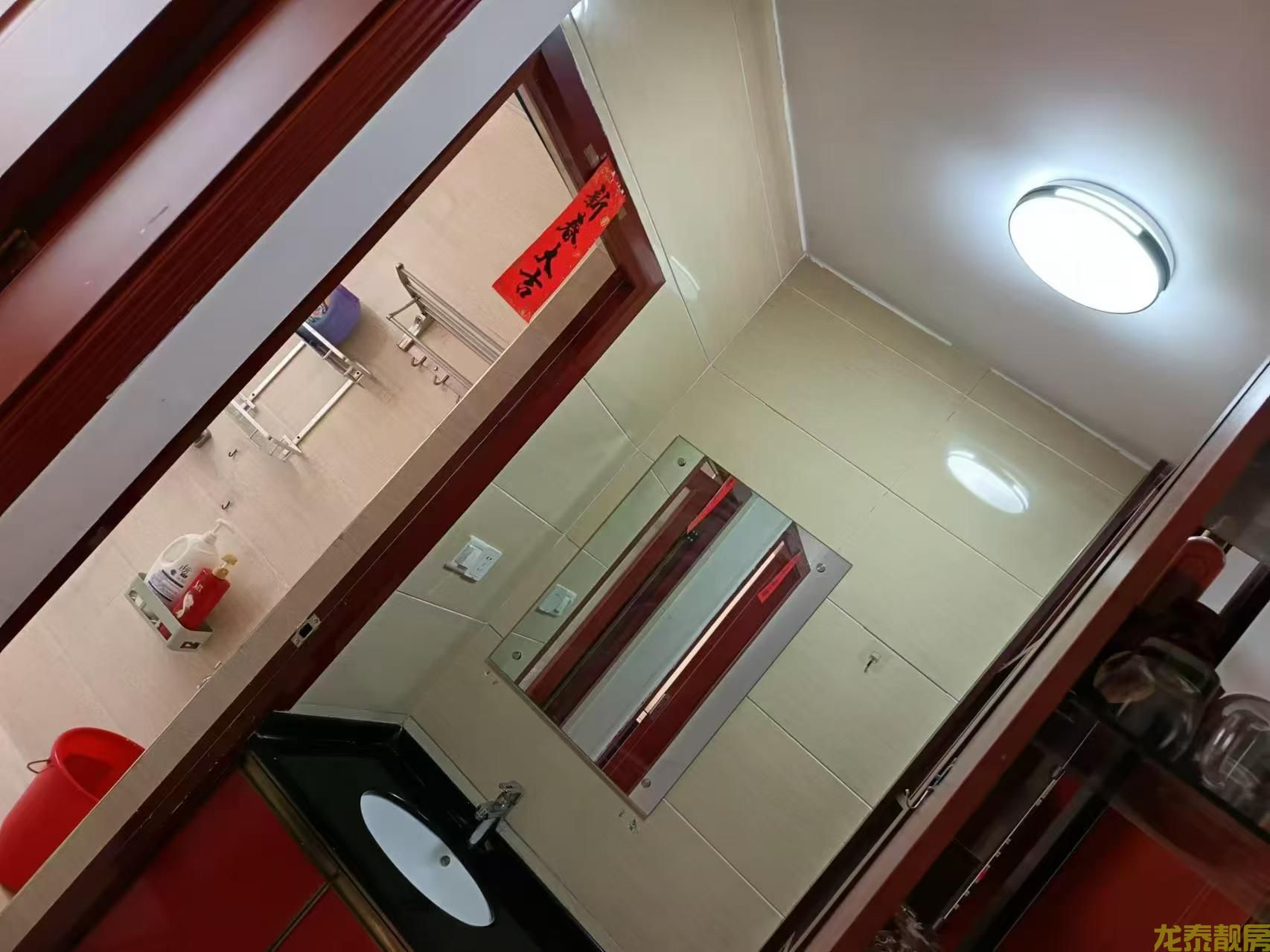 老城区龙山路步梯健身楼层精装三房售27.8万